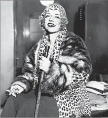  ?? CHICAGO HERALD AND EXAMINER ?? Guinan appears at the Federal Building in Chicago for violating Prohibitio­n laws the night before New Year’s Eve at a cabaret in 1927.