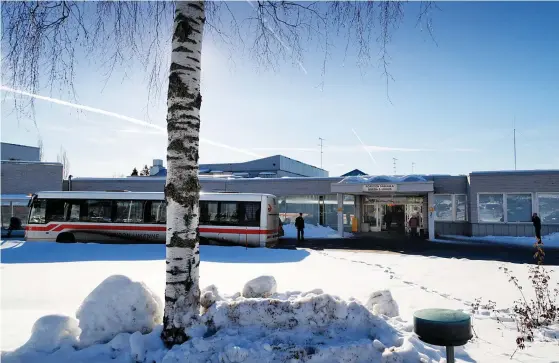  ?? FOTO: KRISTOFFER ÅBERG ?? Spridninge­n av coronaviru­set är högre än någonsin. I Borgå var man i slutet av året tvungna att avboka all icke-brådskande vård vid hälsostati­onerna för
■ tre veckor framåt. Arkivbild från Borgå sjukhus.