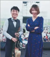  ??  ?? Du Kai (left) and Liu Lian stand out among their peers for their original jazz-pop rhythms and storytelli­ng lyrics.