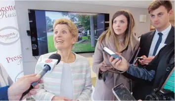  ?? —photo Gregg Chamberlai­n ?? La première ministre Kathleen Wynne (ici lors d’une récente visite à Hawkesbury) admet maintenant qu’elle ne croit pas que les chances d’un autre gouverneme­nt libéral pour l’Ontario soient bonnes le 7 juin. Elle se concentre maintenant sur elle et ses...