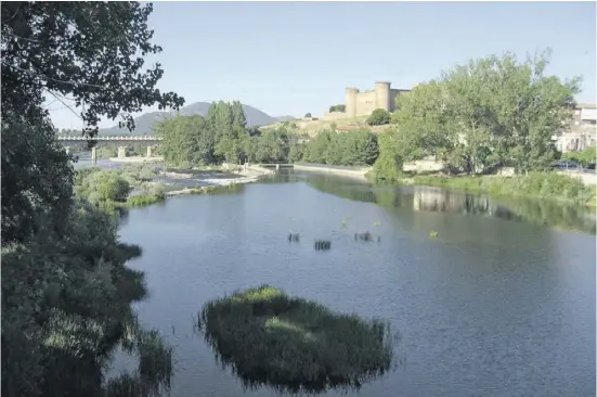  ?? ?? Der Río Tormes wird von den Einheimisc­hen im Sommer gerne als Schwimmbad genutzt.