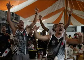  ?? ?? Des supporters de Flamengo et de Vasco da Gama rassemblés pour suivre le derby carioca sur un écran géant dans la favela Pavao-Pavaozinho-Cantagalde Rio de Janeiro, le 4 février 2024.
