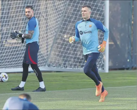  ?? Foto: MANEL MONTILLA ?? Arnau Tenas e Iñaki Peña tienen que resolver su futuro en un Barça que les tiene en mucha considerac­ión