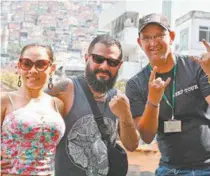  ?? ESTEFAN RADOVICZ / AGÊNCIA O DIA ?? Patrícia, Fabián e o guia turístico Sérgio Silva: alívio após o susto