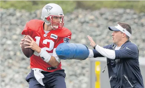  ?? AP ?? Patriots quarterbac­k Tom Brady performs field drills with offensive coordinato­r Josh McDaniels during practice on Tuesday.