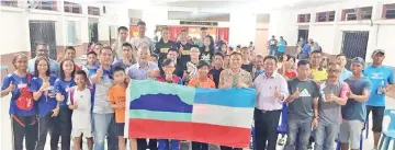  ??  ?? ALL THE BEST: Ng (7th left, front) the State Education senior officers, MSSS cross-country contingent officials, coaches and athletes show their confidence ahead of the Saturday’s race in Perlis.