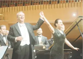 ??  ?? El director mexicano Carlos Miguel Prieto y la pianista croata Martina Filjak ofrecieron una velada de innegable belleza musical.