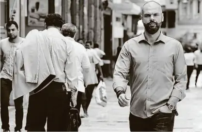  ?? Jorge Araújo/folhapress ?? O vice-prefeito Bruno Covas (PSDB) em passeio pelo centro de São Paulo; ele assume a prefeitura em abril, com a saída de João Doria (PSDB), que vai concorrer ao governo do estado nas eleições de outubro