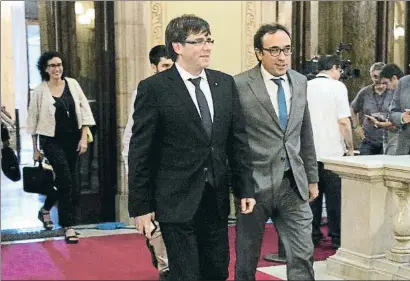  ?? MARIA BELMEZ / ACN ?? Carles Puigdemont y Josep Rull, juntos ayer en los pasillos del Parlament