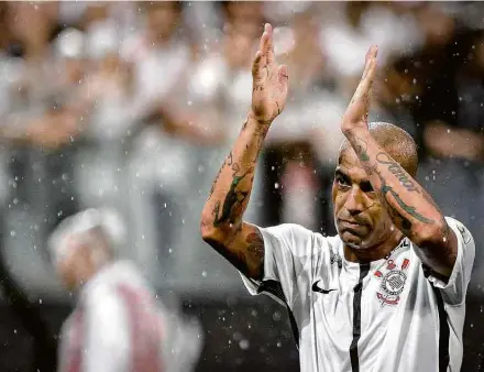  ?? Ronny Santos/Folhapress ?? Jogador só foi titular por desfalque de Jadson, que sentiu dores na coxa no treino da última terça (13) Emerson Sheik agradece apoio da torcida durante vitória por 2 a 0 do Corinthian­s sobre o Deportivo Lara, no Itaquerão