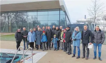  ?? FOTO: STADT AALEN ?? Aalener Gemeinderä­te und OB Rentschler nahmen das Offenburge­r Bad in Augenschei­n.