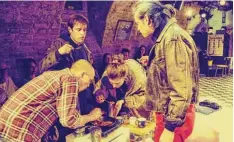  ?? Foto: Nik Schölzel ?? Alle sind hungrig im Auerhaus: (von links) Höppner (David Dumas), Frieder (Thomas Prazak), Vera (Kerstin König) und Harry (Sebastian Arranz).