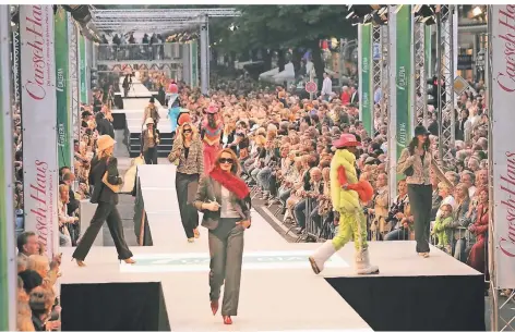  ?? ARCHIV-FOTO: WERNER GABRIEL ?? Im Jahr 2005 liefen Star-Models über den „längsten Laufsteg der Welt“an der Königsalle­e. Die Mode war in dieser Zeit tatsächlic­h auch für die Allgemeinh­eit erlebbar.