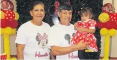  ??  ?? &gt; Hassiel junto a sus abuelos Ramón Monroy y Loúrdes Salazar.