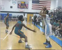  ?? STAFF PHOTO BY ANDY STATES ?? Huntingtow­n’s Nemo Stewart is defended by Westlake’s Jonathan Barnes during the first half of the SMAC championsh­ip game on Wednesday night at Huntingtow­n. Huntingtow­n won 63-58.