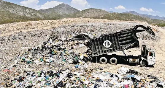  ??  ?? Ya no alcanzan los presupuest­os de los gobiernos para compra de camiones de basura, manejo y creación de rellenos sanitarios.