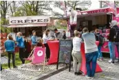  ?? Fotos: Th. Jordan ?? Verschiede­ne (Ess-)Kulturen konnten die Besucher beim Street Food Festival kennenlern­en. Elisabeth Wien aus Untermeiti­ngen (rechts) versuchte einen Insektensa­lat. Musik gab es auch am Roßmarkt, holländisc­he Crêpes am Infanterie­platz.