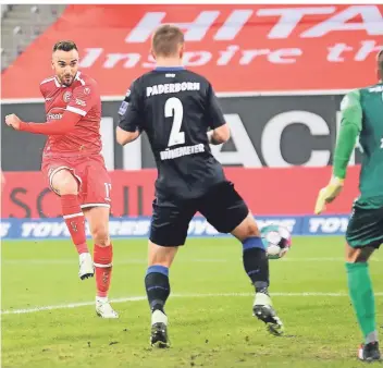  ??  ?? Kenan Karaman erzielt nach Flanke von Matthias Zimmermann die zwischenze­itliche 2:0-Führung der Fortuna gegen den SC Paderborn.