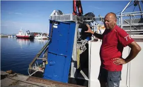  ??  ?? FORSKaRe. Hans Nilsson på SLU Aqua hoppas att de nya tråldörrar­na kan minska fiskets påverkan på havsbotten nära kusten.