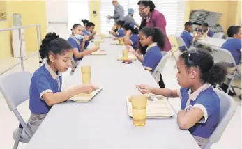  ?? ?? El almuerzo estaría benefician­do a más de 700,000 familias dominicana­s.