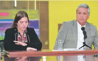  ?? Afp ?? ALIADOS. La vicepresid­enta de Ecuador, María Alejandra Vicuña, junto con el presidente Lenín Moreno, quien el lunes la había retirado de sus funciones para que proceda a defenderse.