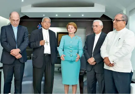  ??  ?? Los obispos Víctor Massalles Pere, Francisco Ozoria Acosta, Lucía Medina, José Grullón Estrella y Benito Ángeles al término de la reunión con la presidenta de la Cámara de Diputados.