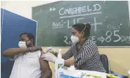  ?? SUMIT DAYAL / BLOOMBERG ?? A health workers administer­s a dose of the Covishield vaccine, manufactur­ed by the Serum Institute of India,
at a vaccinatio­n centre in New Delhi.