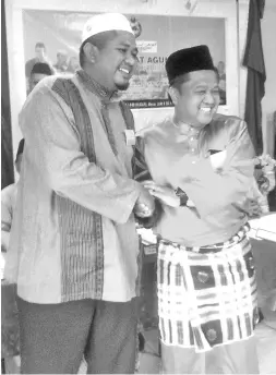  ??  ?? ALI Nadzrah Abdul Rahman (kanan) menewaskan Ustaz Salleh Jatil bagi perebutan jawatan Ketua Badan Belia Usia Bahagian Kota Marudu.
