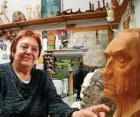  ??  ?? Helga Wilfroth in der Werkstatt ihres verstorben­en Mannes Rüdiger Wilfroth. Foto: Wieland Fischer