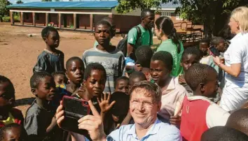  ?? Foto: Helmut Bissinger ?? Diese Schule finanziert er mit dem Verkauf seines Sportwagen­s: Stefan Rößle in Kunkhongo in MalawiRößl­e:Rößle: