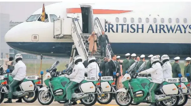  ?? FOTOS: STEINBACH ?? Queen Elizabeth II. und Prinz Philip bei ihrer Ankunft am Flughafen in Düsseldorf im Jahr 2004.