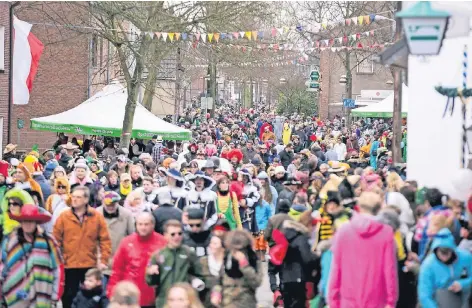  ??  ?? Ein ganzes Dorf ist auf den Beinen. Wenn Karneval in Serm ist, machen alle mit. Dazu kommen zahlreiche Besucher von auswärts.