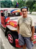  ??  ?? Rogelio Castro steht vor seinem 31 Jahre alten Jeepney-Kleinbus.