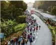  ??  ?? Zu Fuß gehen gerade tausende Menschen in Mittelamer­ika gen Norden. Sie sind arm und wollen in die USA.