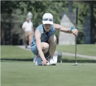  ?? ALLEN MCINNIS ?? Sylvie Beausejour sets up her putt as she takes part in the Major Series of Putting at Club de Golf Montcalm, Wednesday.