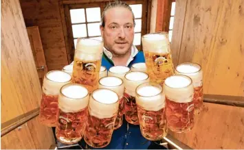  ??  ?? Der alljährlic­h steigende Bierpreis gehörte lange zum Oktoberfes­t wie der Knödel zum Haxen. Doch damit soll fürs Erste Schluss sein, wenn es nach Münchens Bürgermeis­ter Josef Schmid geht. Das ärgert wiederum die Wiesn Wirte.