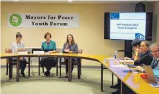  ?? FOTO: PRIVAT ?? Carola Moser (Dritte von links) beim Mayors for Peace Youth Forum, eine Begleitver­anstaltung der NPT PrepCom, bei der die deutsche Delegation unter anderem die Jugendarbe­it der Deutschen Friedensge­sellschaft und der Friedenswe­rkstatt Mutlangen vorstellen durfte.