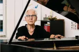  ?? (CHRISTIAN BEUTLER/KEYSTONE) ?? A 77 ans, Irène Schweizer ne lit toujours pas la musique. «Ecouter puis tenter de retrouver les accords, c’est un travail de fou», confie-t-elle.