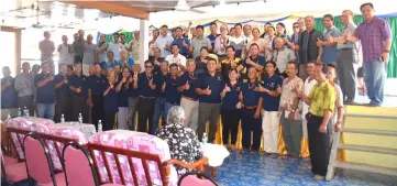  ??  ?? Dennis (seated, fourth left) poses with other distinguis­hed guests and participan­ts of the inaugural seminar.