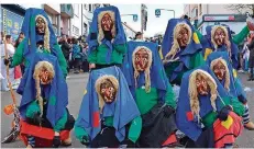  ?? FOTO: J. JACOBI ?? Waren extra aus Donaueschi­ngen zum Rosenmonta­gsumzug nach Neunkirche­n gekommen: die Brigach-Hexen.