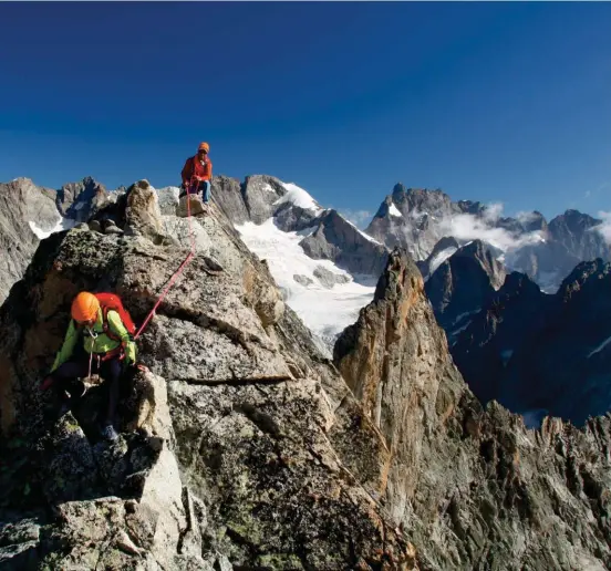  ??  ?? Sur les arêtes de l'Aiguille Occidental­e du Soreiller, une escalade certe simple mais à ne pas sous-estimer. © Seb Constant