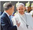  ?? FOTO: AFP/HERRERA ?? Franziskus mit Präsident Juan Manuel Santos.