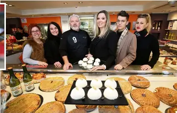 Une Reine Du Gateau Dans Une Patisserie Locale Pressreader
