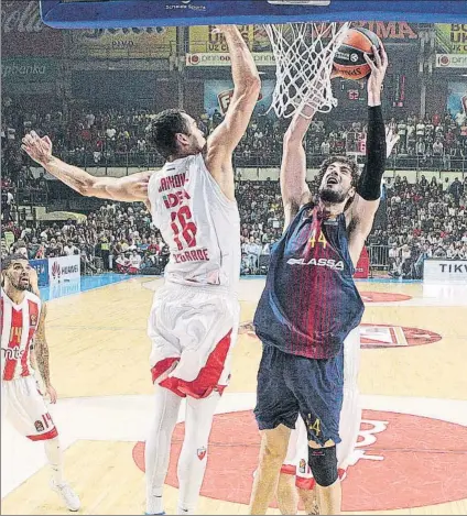  ?? FOTO: GETTY ?? Ante Tomic se levanta para intentar machacar ante Jankovic en el partido de la primera vuelta jugado en Belgrado