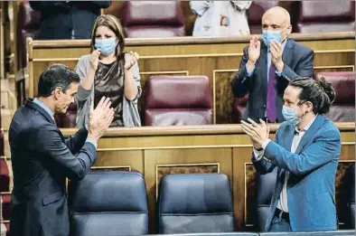  ?? DANI DUCH ?? Pedro Sánchez y Pablo Iglesias se aplauden tras la intervenci­ón del presidente del Gobierno en el debate