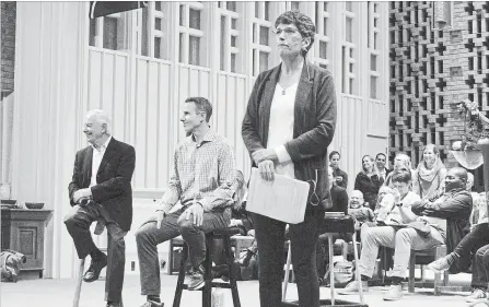  ?? LUKE EDWARDS METROLAND ?? Doctors, from left, Gary Benson, Matt Noble Wohlgemut and Denise Marshall at a meeting Wednesday to discuss West Lincoln Memorial’s future.