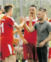  ?? BILD: SN/KRUG ?? Sinisa Kostic (l.) bescherte Interimsco­ach Thomas Laimer mit seinem Treffer zum 1:0 einen perfekten Einstand.