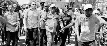  ?? ?? Jamaica Labour Party Leader Andrew Holness and candidates Delroy Williams, Seivwright Gardens Division; Christophe­r Townsend, Olympic Gardens division; and Glendon Salmon, Molynes Gardens division arrive with supporters at the St Andrew West Central nomination centre on Thursday.