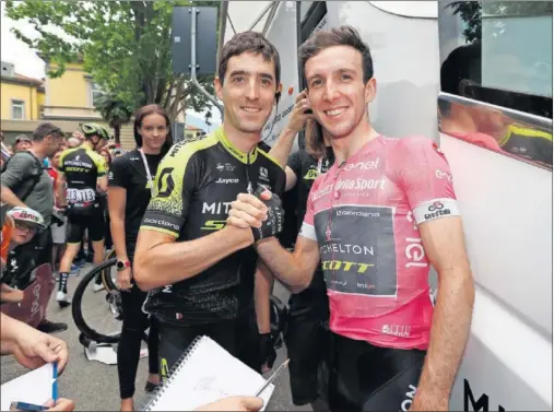  ??  ?? ESCUDERO Y MAGLIA ROSA. Mikel Nieve y Simon Yates posaron para As antes de que lleguen las etapas decisivas en los Alpes.