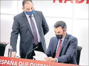  ?? EVA ERCOLANESE HANDOUT / EFE ?? José Luis Ábalos y Pedro Sánchez, ayer durante la ejecutiva del PSOE